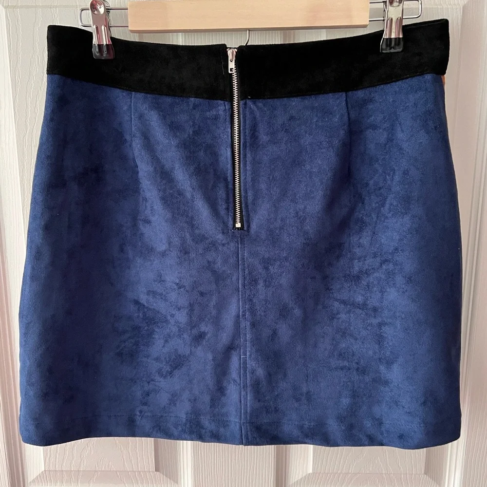Venus new without tags  patch faux suede skirt. Size M with zipper back - Picture 9 of 10